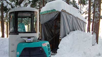 ユンボで小屋の廻りの除雪をしてから小屋の除雪をしました。