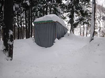 午後から今シーズン２回目のユンボ小屋の雪おろしをしました。