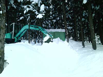 小屋の廻りの除雪と雪室に雪入れをしました。