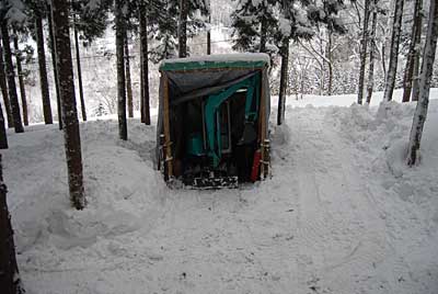 ついでに、ユンボ小屋の周りを除雪しました。
