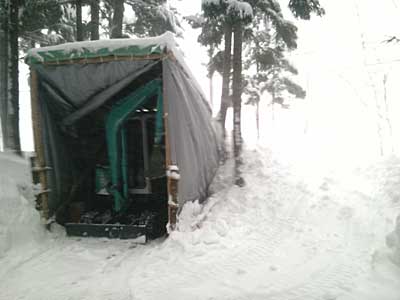 午後からユンボ小屋の周りの除雪をしました。