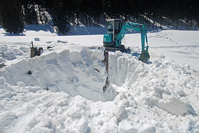 とりあえず、雪に埋まった畑の農具小屋を掘り出しました。