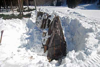 ユンボで、あらかじめ除雪した農具小屋をスコップで仕上げの除雪をしました。