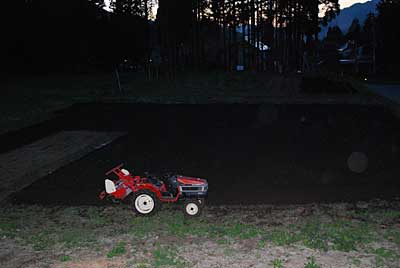 暗くなる前にトラクターでの耕耘がなんとか終わりました。