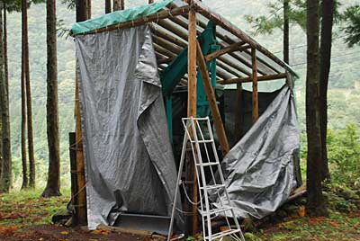 台風の被害を受けたユンボ小屋