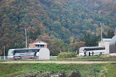大源太湖には、朝から観光バスがひっきりなしに来ています。