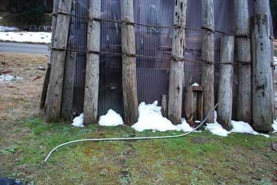 支柱は、農具倉庫に補強用に立てかけてある丸太を利用して修正しました。