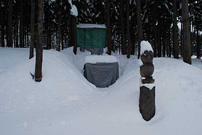 ちなみにユンボ小屋の裏の長期保存用の雪室はこんな状況でした。