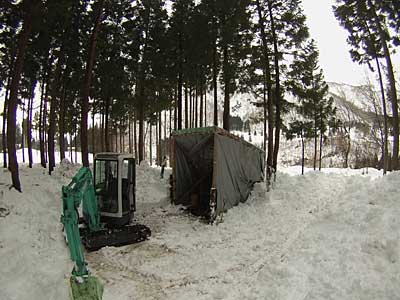 暗くなる前にユンボ小屋の前と脇の除雪が終わりました。