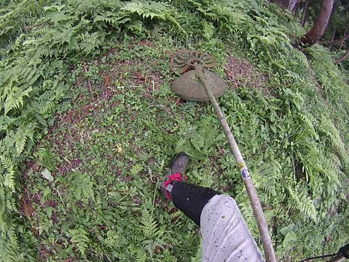 スベランチャは、マジ急傾斜地の草刈りには最高のスパイクでした。