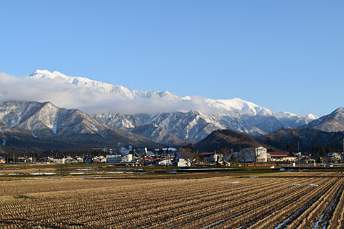 旧塩沢町の田んぼには、雪がない。