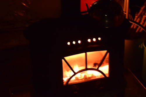 薪ストーブに点火したので暖かく作業が出来ました。