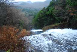 湯ノ湖から流れ落ちる湯滝です