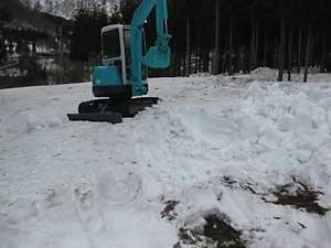 午前中は、ユンボで畑の除雪作業をしました