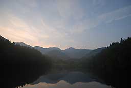朝一番の大源太湖