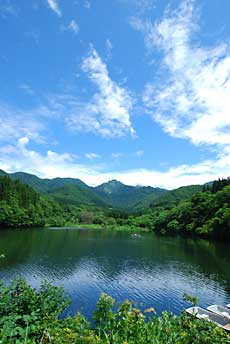 大源太湖と青空