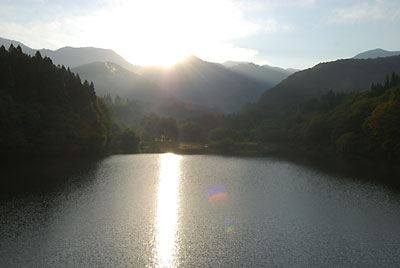 大源太山からの朝日が出て、すがすがしい朝を迎えられました。