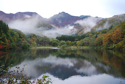 今朝の大源太湖です。