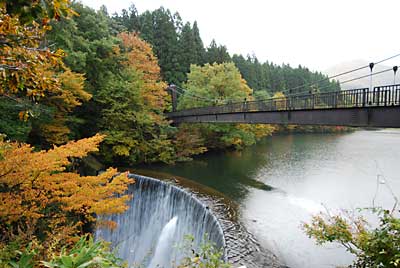 大源太湖の堰堤の滝です。