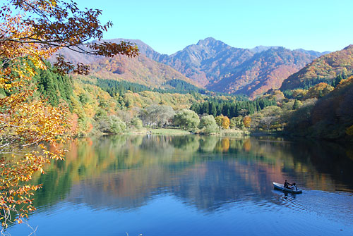 たくさんの観光客の方々が、大源太湖の紅葉を満喫されたことと思います。