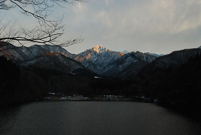 夕日が射した大源太湖です。
