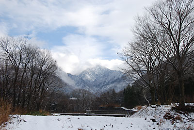 雪の大源太山も凛々しいです。