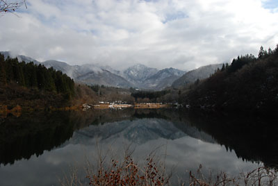 大源太湖は、風がなく湖面が鏡のようです。