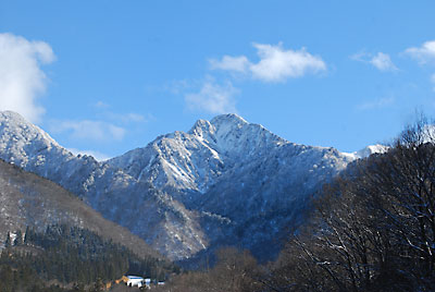 雪の大源太山がきれいです。