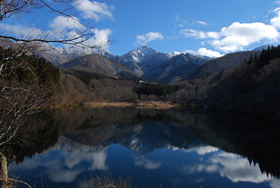 青空と雪の大源太湖。