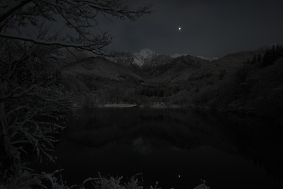 月明かりの大源太湖その１