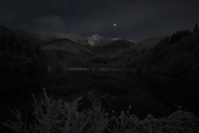 月明かりの大源太湖その２