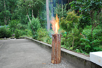 着火すると、ロウソクのように炎が燃え上がります。