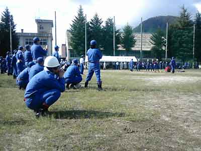 消防大会で５位になった湯沢町の消防団の模範演技が披露されました。