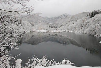 雪の大源太湖もきれいです。