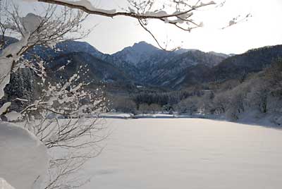 大源太湖は、真っ白です。