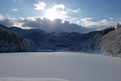 しーんとした冬の大源太湖です。