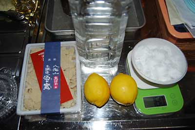 材料は、酒粕２００ｇ、レモン２個の果汁、砂糖１６０ｇ汲んできた清水６００ｃｃです。
