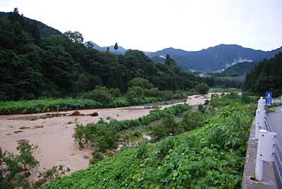 大源太川の下流の水は、引いてはきているようです。