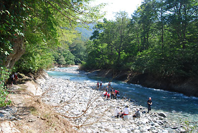 脇を流れる清津川の上流でコバルトブルーの流れがとてもきれいでした。