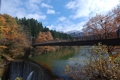 大源太湖の堰堤の上に架かる吊り橋です。