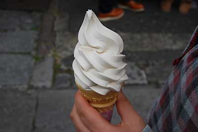 善光寺で有名らしい味噌入りのソフトクリームを食べてきました。