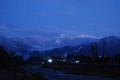 夕方、魚野川から見える大源太山がきれいでした。
