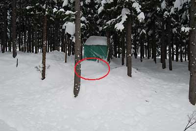 長期用の雪室はユンボで雪を入れたので、積雪は２．５ｍくらいなっています。