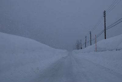 道路の両側の雪壁もかなり高くなりました。