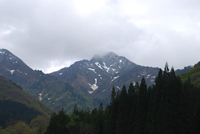 大源太山の山頂の７合目くらいから上にうっすら雪が降りました。