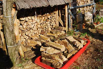  先日割った薪を薪棚に積み込みました。