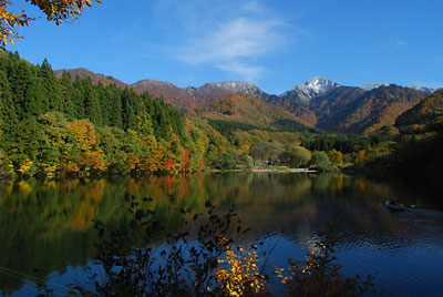 大源太湖に映った大源太山と紅葉がきれいです。