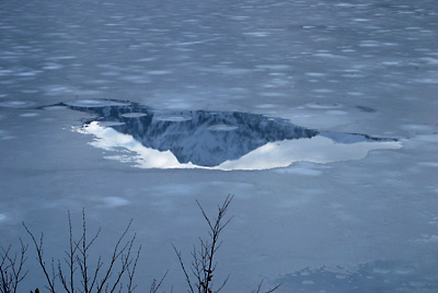 大源太湖のミラーに映った大源太山の山頂です。