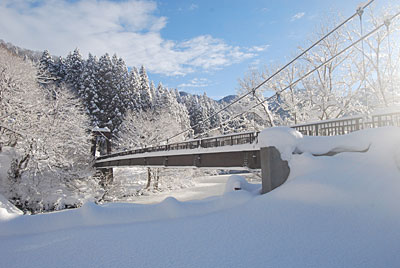 大源太湖に架かる吊り橋の「希望大橋」です。