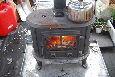 午後から薪ストーブに火を入れました。